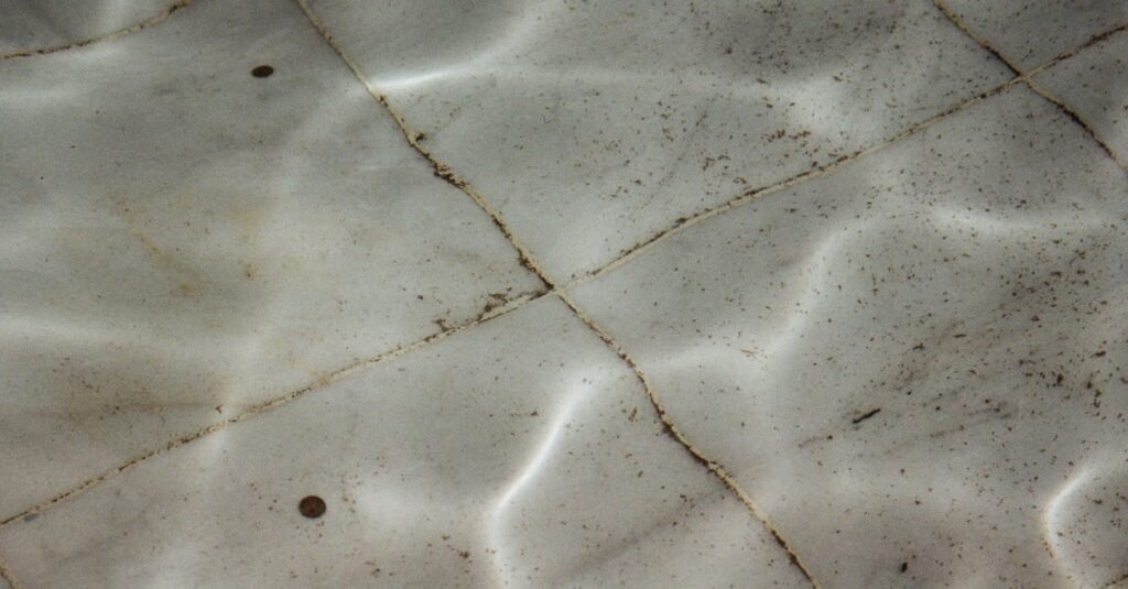 Comment nettoyer efficacement les joints de carrelage de salle de bain en 2025 ?